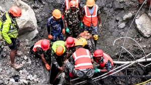 El milagroso rescate que esperan concretar los equipos en Nepal a casi tres semanas de la riada
