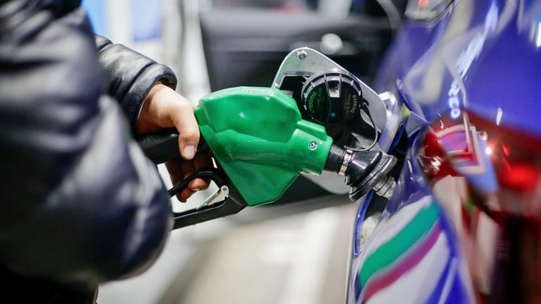 Inminente alza en combustibles: cómo se proyecta que varíe el precio de las bencinas y diésel esta semana