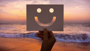 El “sueldo de la felicidad”: cuánto se acerca Chile al nivel considerado ideal