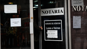 Sueldos de 14 millones y escasa competencia: las razones de los notarios mayores de 75 años que se aferran a sus puestos
