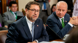 Canciller contra las cuerdas: reúnen firmas para interprelación y Alessandri reconoce 