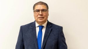 “No tienes dónde botar la basura”: Minsal pide la renuncia a seremi tras comparar hogar de ancianos con vertederos
