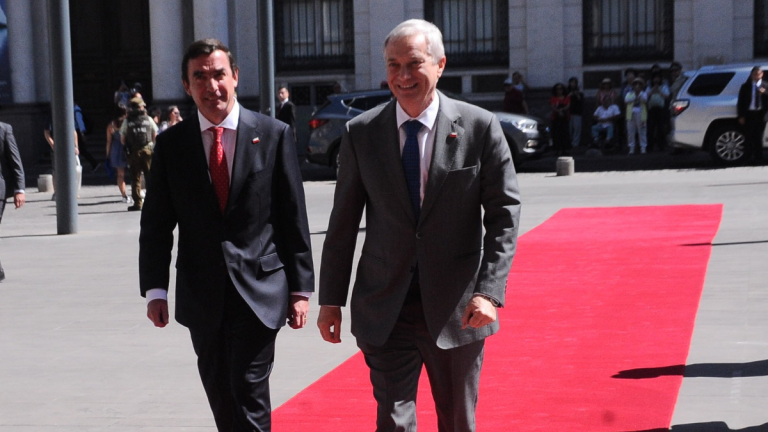 Kast opta por el “camino difícil”: decide mantener a Rabat mientras se intensifica la crisis 