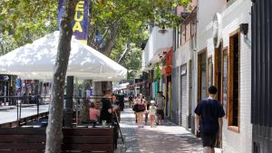 Reconocida sanguchería de Santiago anuncia su cierre y apunta al deterioro de Barrio Bellavista