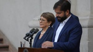 Encuesta Descifra: 54% cree que Bachelet tiene más capacidad de diálogo y supera a Boric en preparación presidencial