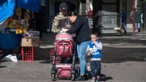 Estudio de Clapes UC calcula cuánto cuesta criar un hijo en Chile y revela el impacto económico para las madres