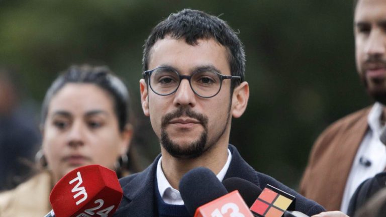 “No vamos a permitir que se apropien de nuestros barrios”: Peñalolén se querella contra facción de la Garra Blanca