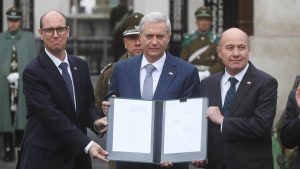 Data Influye: 53% cree que la economía chilena decaerá en 2026 y 61% pide cambio de gabinete