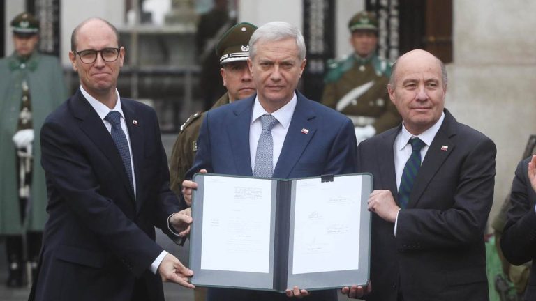 Data Influye: 53% cree que la economía chilena decaerá en 2026 y 61% pide cambio de gabinete