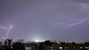Con tormentas eléctricas incluidas: a qué hora será el peak de lluvia este miércoles en Santiago