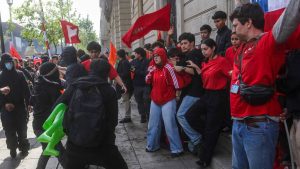 Republicanos denuncian ante Fiscalía agresiones a estudiantes de la UC durante marcha de la Confech