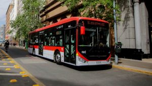 Empresa de buses solicita su liquidación y pone en alerta al 10% de la flota RED y 52 recorridos en Santiago