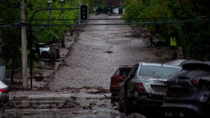 ¿Qué implica la Alerta Roja por aluvión?: las 10 comunas de la RM donde Senapred activó la medida