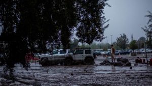 Qué es un flash flood, el fenómeno que Sernageomin identificó tras el aluvión en Las Condes