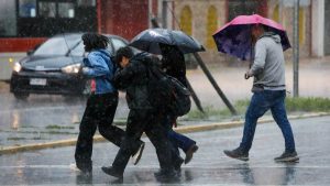Tormenta en Santiago: decretan Alerta Roja y más de 36 mil hogares quedan sin luz