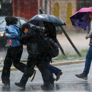 Tormenta en Santiago: decretan Alerta Roja y más de 36 mil hogares quedan sin luz