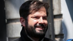 Boric elude discusión presidencial y lanza dardo al Gobierno: 