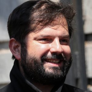 Boric elude discusión presidencial y lanza dardo al Gobierno: 