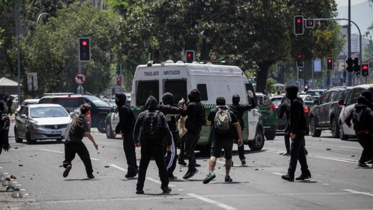 Extranjeros detenidos en el 18-O: los antecedentes policiales que motivaron el proceso de expulsión