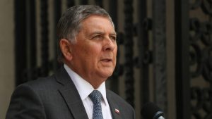Alvarado aborda la baja popularidad del Gobierno y critica foto de Pavez rumbo a República Dominicana