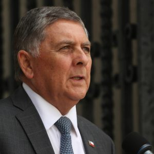 Alvarado aborda la baja popularidad del Gobierno y critica foto de Pavez rumbo a República Dominicana