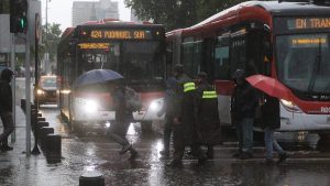 Senapred entrega balance por sistema frontal: alerta roja en la RM y nuevas lluvias en camino