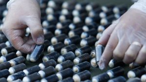 Casi 4,6 kilos de cocaína en sus mochilas: las penas que enfrentan dos chilenos detenidos en Indonesia