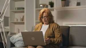 Conoce ómo acceder a una de las 1.000 becas de Entel sobre IA para personas mayores