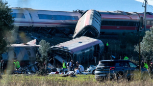 Las hipótesis que se manejan tras el choque de trenes que remeció a España