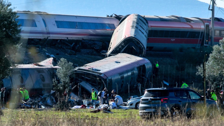 Las hipótesis que se manejan tras el choque de trenes que remeció a España