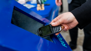 Vecinos de Santiago reciclaron un 56% más de celulares que en 2025