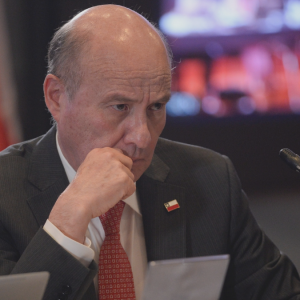 Quiroz volvió a rebajar proyección de crecimiento para 2026 y justifica pedir 25.000 millones de endeudamiento