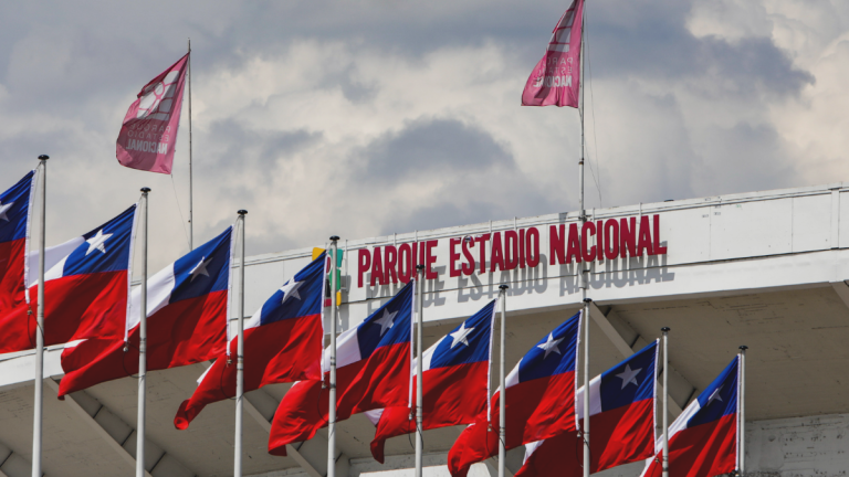 Locura por BTS: Ñuñoa reitera prohibición para acampar en las afueras del Estadio Nacional