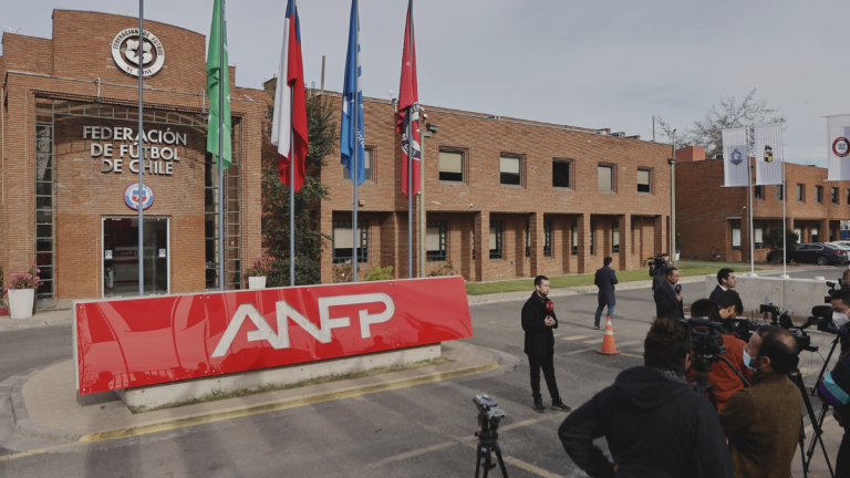 Municipalidad de Peñalolén se enfrenta a la ANFP: acusa millonaria deuda por pago de patentes