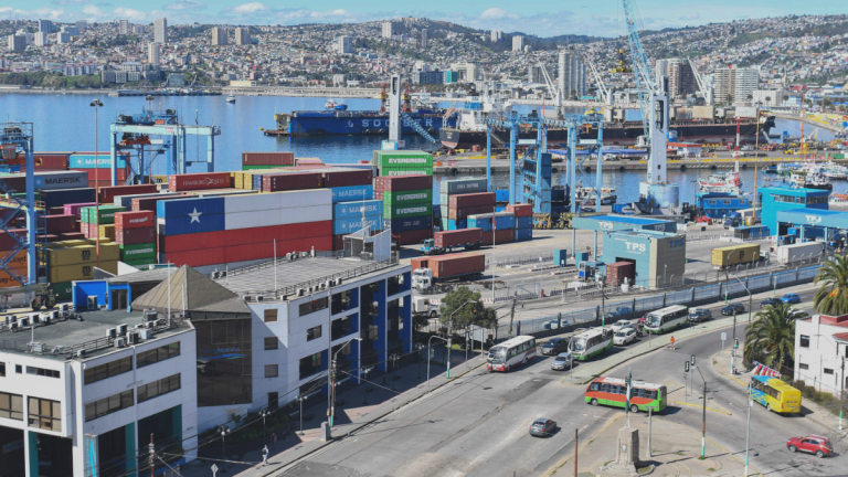 Récord de exportaciones impulsa el mayor superávit comercial de la historia de Chile