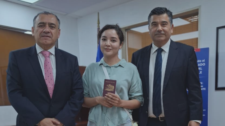 Consulados de Chile en Caracas y Puerto Ordaz entregan los primeros pasaportes y cédulas