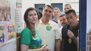 Donald Trump concederá visa a Flávio Bolsonaro y a su familia tras fugarse de Brasil