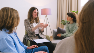 Alianza público-privada ofrece atención de salud mental gratuita a mujeres de Santiago y Quinta Normal