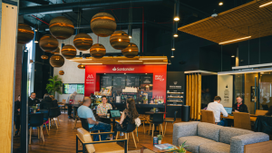 10 años de Santander WorkCafé: la innovación chilena que  transformó la experiencia bancaria
