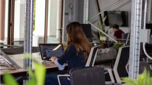 41% de los trabajadores se siente estresado y 47% preferiría trabajar en modalidad híbrida