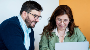 Entel articula 15 mil instancias de capacitación en habilidades digitales e IA para mayores de 55 años