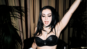 Lollapalooza Chile 2027 anuncia a Travis Scott, Charli XCX, The Killers y David Guetta entre los cabezas de cartel