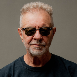 León Gieco regresa a Chile con una gira íntima