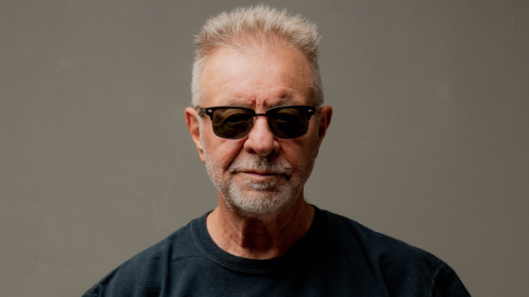 León Gieco regresa a Chile con una gira íntima