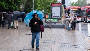 La lluvia no da tregua en Santiago: los días en que volverán las precipitaciones a la Región Metropolitana