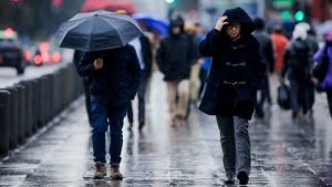 Lluvia y tormenta en Santiago: el pronóstico para esta semana, cuándo será el peak y cuántos mm caerán