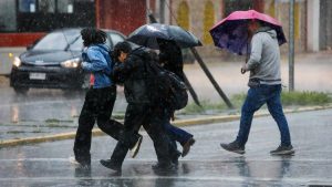 Nuevo sistema frontal: cuándo será el peak de lluvia y las regiones que abarcará el evento