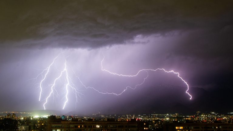 Lluvia en Santiago: a qué hora sería el peak de precipitaciones y cuántos mm caerían este martes