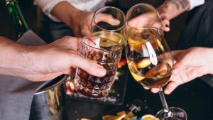 Multa a restaurante de Vitacura que permitió que clientes ebrios siguieran bebiendo