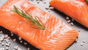 Chefs de 26 países impulsan campaña contra el salmón de criadero y abren debate sobre la industria chilena